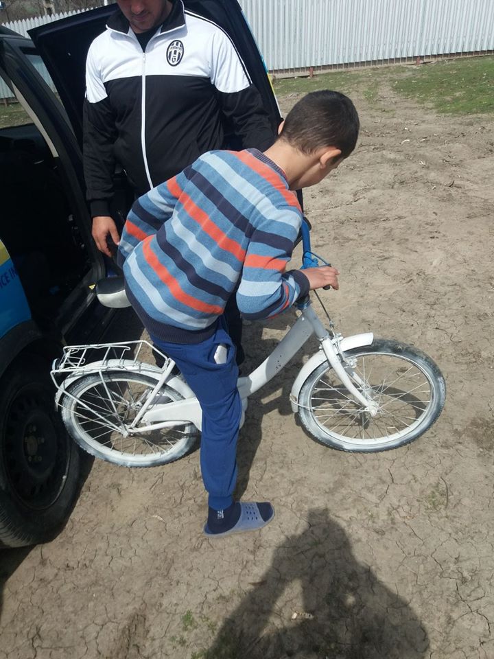 un pusti hotarat sa invete sa mearga cu o bicicleta.jpg