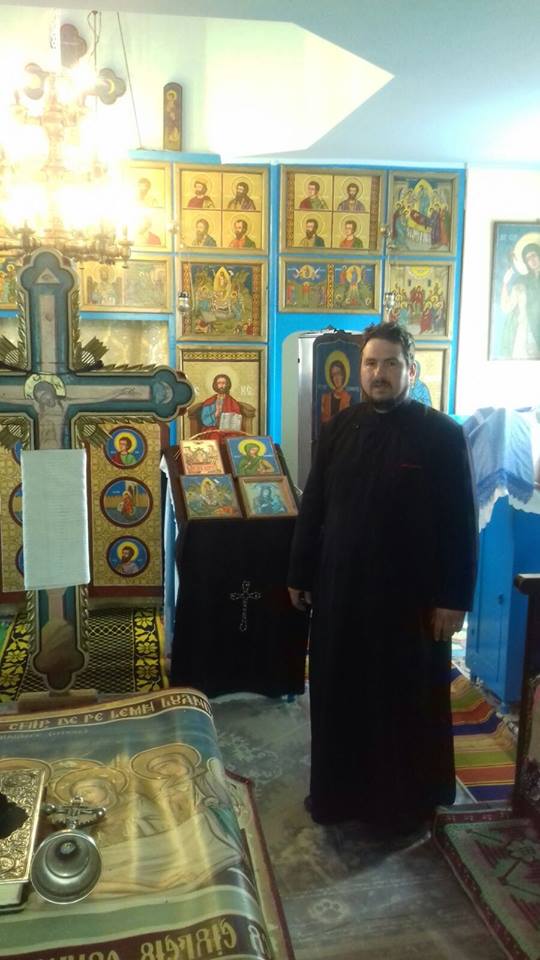 Parintele Marcel în bisericuta modesta cam cât clasa noastra.jpg