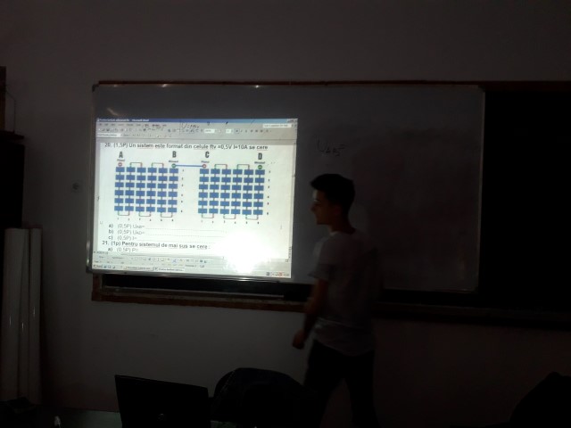 Damian invata se lege panouri in serie , tensiunea se aduna curentul ramane constant .jpg