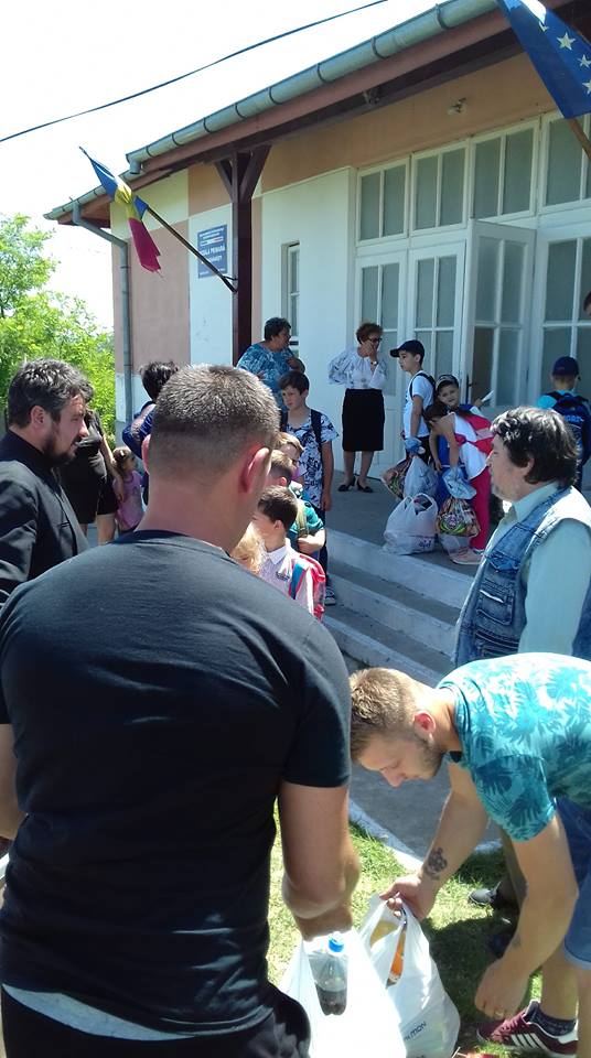 37 de copii Au primit de yiua lor cate ceva .jpg