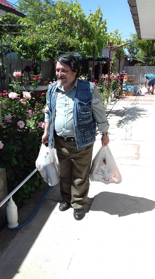 Ajutam la descarcat saci cu haine .jpg