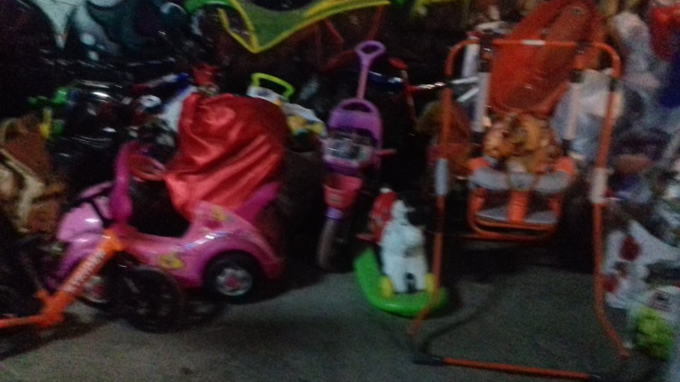 Nu stiu cum au incaput in 2 masini .jpg