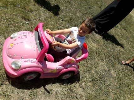 masina a ramas la gradinita  (Mobile).jpg