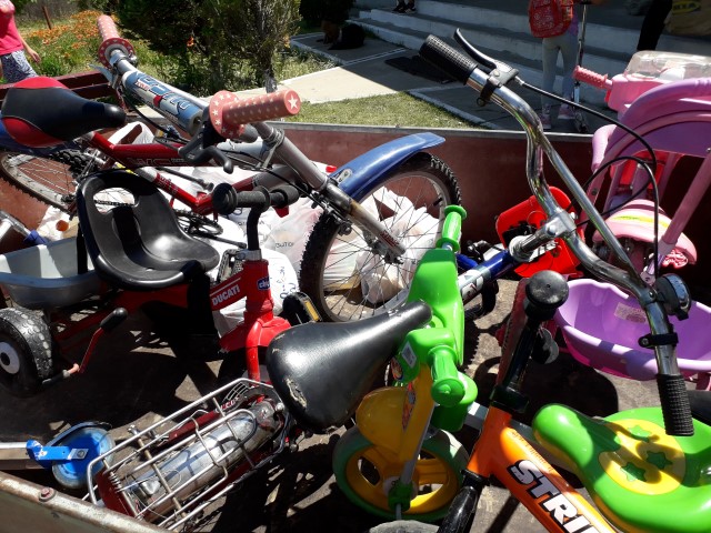 Am umplut remorca cu biciclete trotinete triciclete .jpg