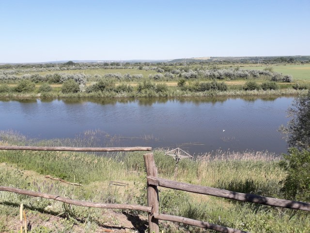 De Centenar Doar Prutul ne desparte de Homania Mare Pe aici Armata Romana a trecut Prutul .jpg