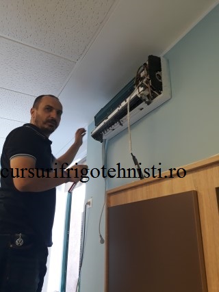 servisare aer conditionat freon R410a.jpg