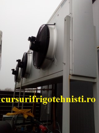 condensatoare montate pe terasa .jpg