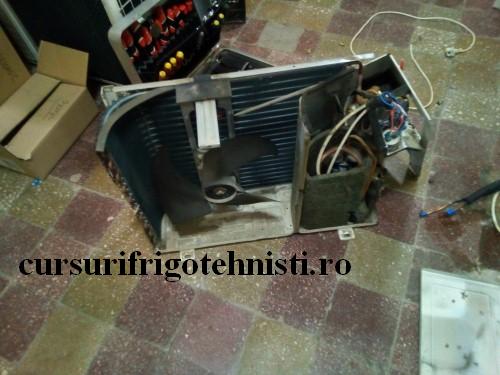 unitatea externa demontata pentru curatat freon r410A.jpg