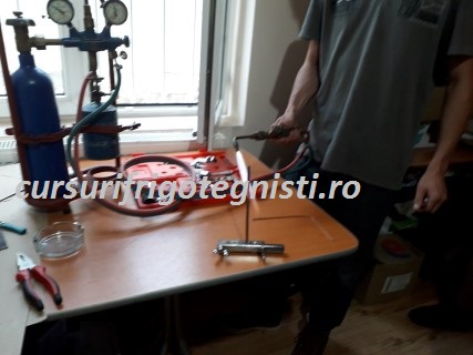 Cristi gr 14 sudeaya conducte de cupru la un compresor .jpg