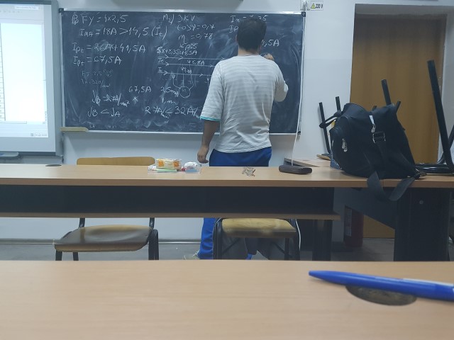 Liviu la tabla calculeaza sectiunea la coloane trifazate r.jpg