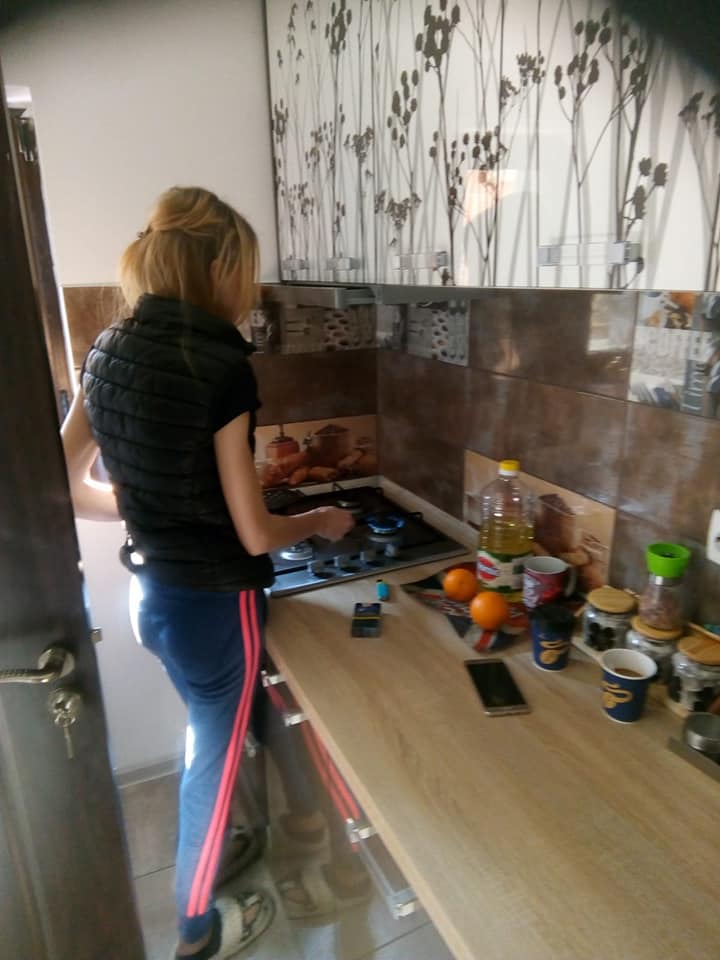 o femeie electrician , lasa mancarea si echipeaya un tablou cu disjunctoare C16.jpg