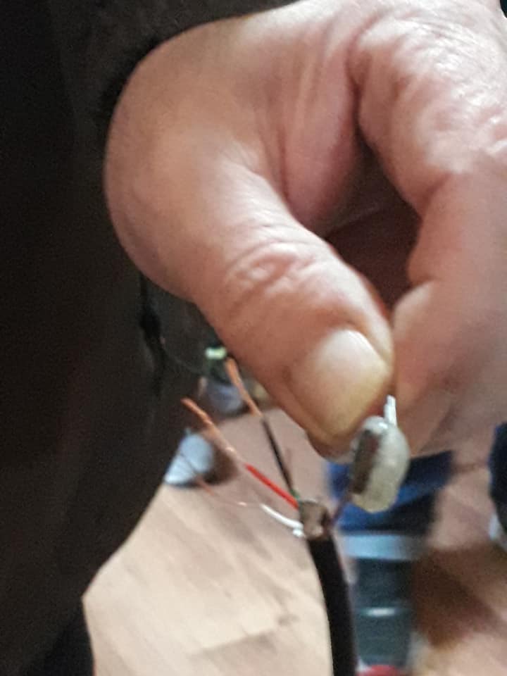 conductor de cupru de care sta lipit magnetul.jpg