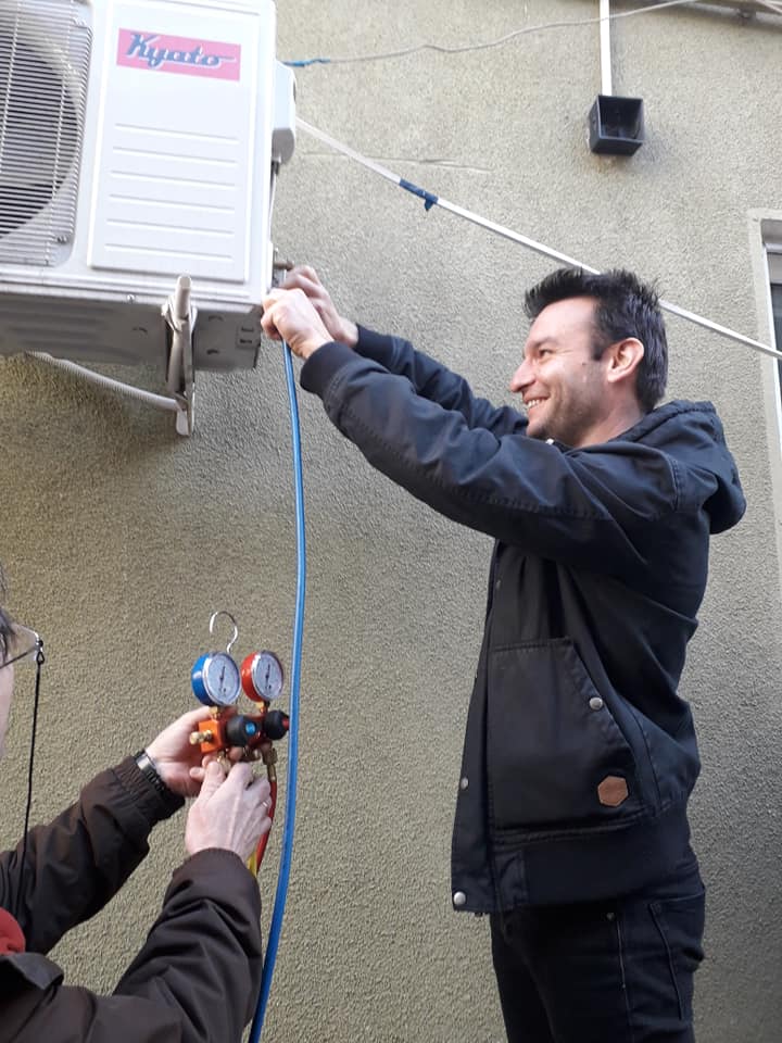 alex monteaya bateria de manometre , la un aer conditionat cu r410a.jpg