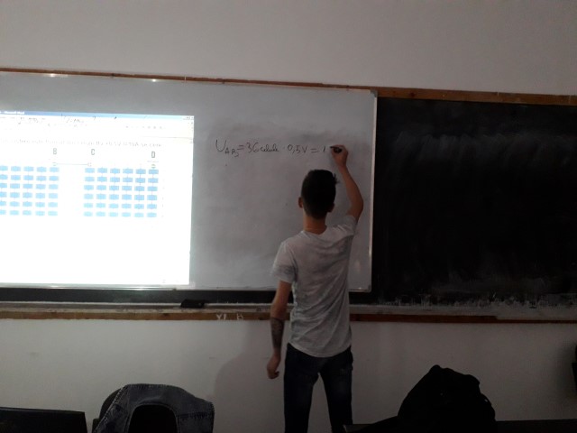 Damian calculeaya tensiunea si curentul unui sistem fotovoltaic .jpg