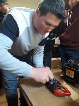 masuram curentul absorbit de compresor cu clamp metrul .jpg