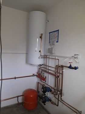 boiler si pompa circulatie preparare apa calda  boiler cu 2 serpentine una pentru panouri solare vidate .jpg