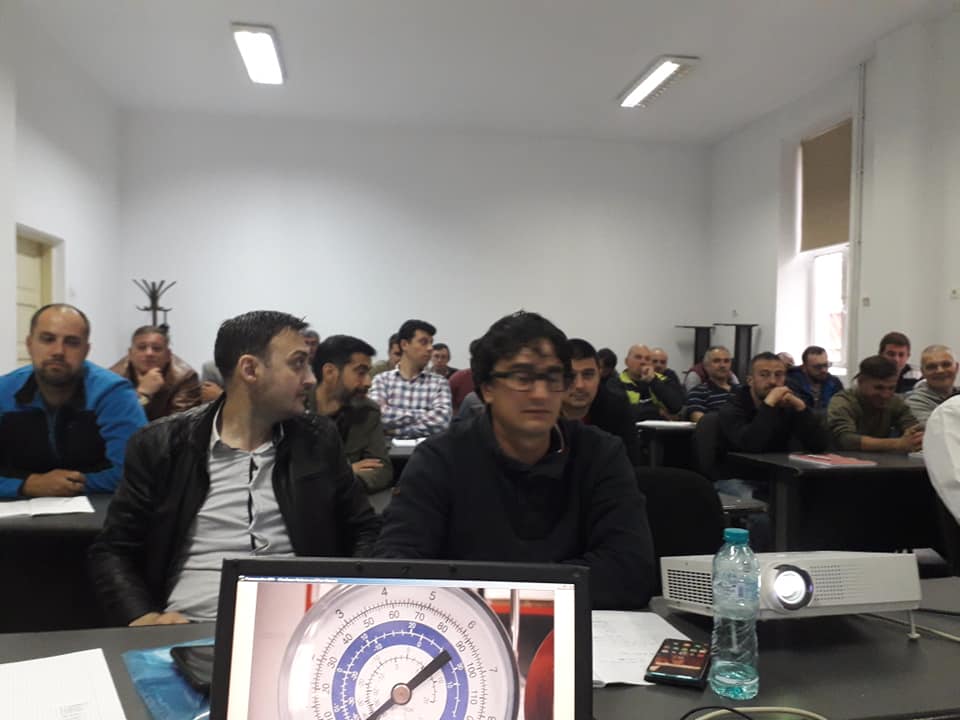 Manometrul de joasa indica 2 bari temperatura de vaporiyare 0C.jpg