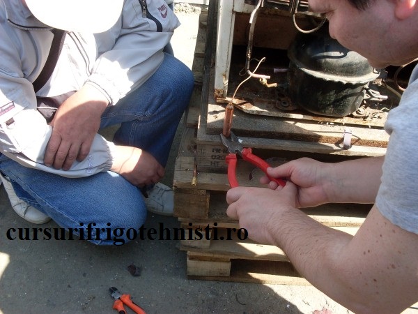 filtru deshidrator 15 gr sudat la iesirea din condensator freon R600A.JPG