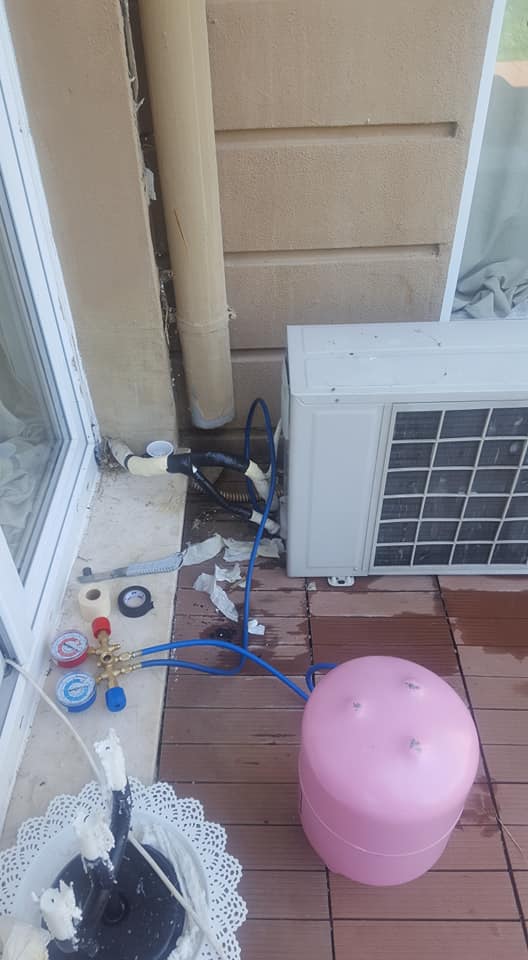 INCARCARE CU LICHID FREONUL ESTE r410 UN AMESTEC.jpg