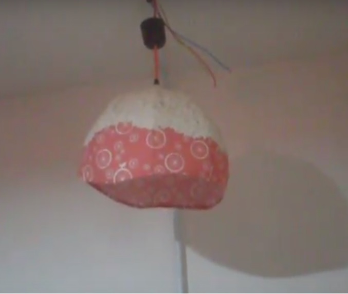 Lustra doamnei Iuliana se aprinde din 3 locuri cu intrerupatoare cap scara si intrerupatoare cruce.jpg