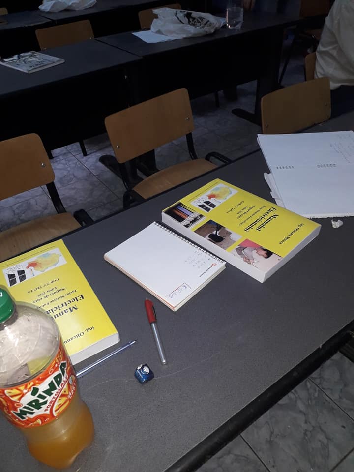 16 agust in sala de curs cu manualul electricianului in fata .jpg
