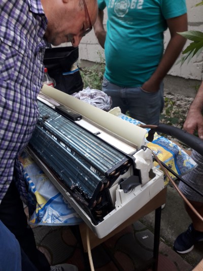 demontare in parti componente unitate interna 12000 btu.jpg