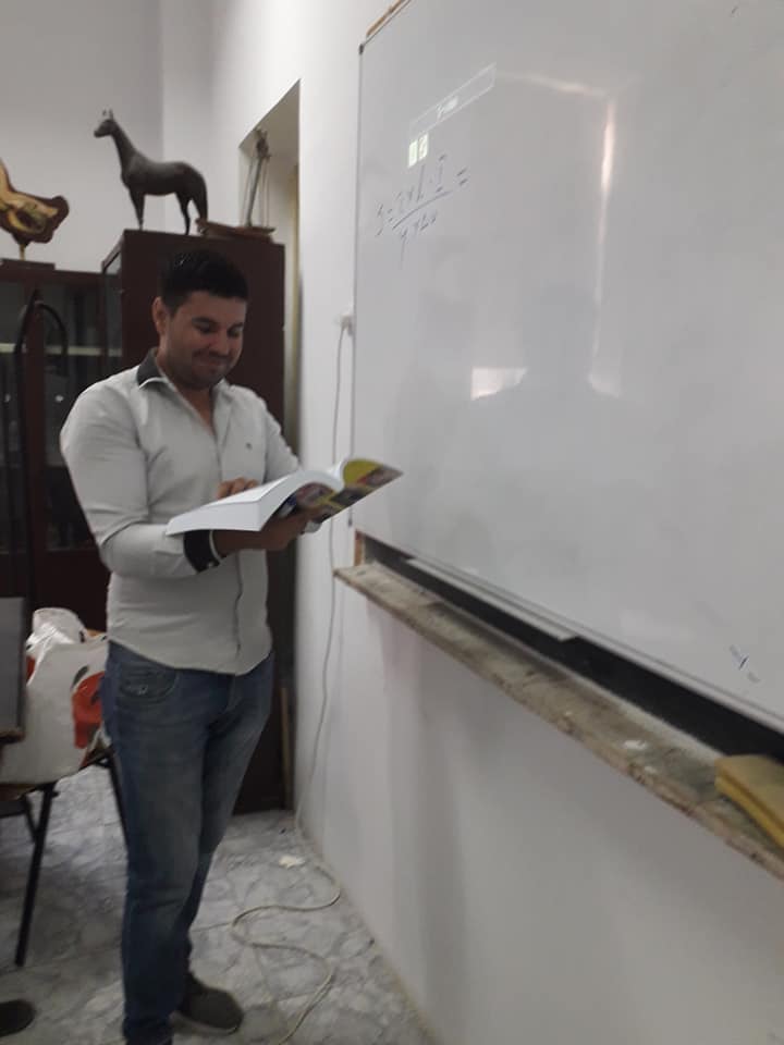 Florin cu manualul electricianului la tabla cautam in anexe.jpg