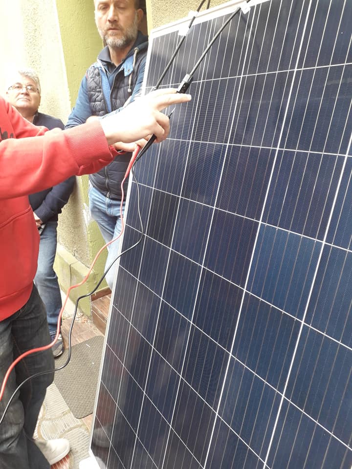 Aici avem panourile in paralel si curentul debitat este de 18A.jpg