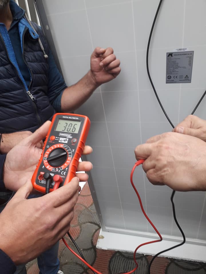 cu aparatul de masura U=31V scoate panoul fotovoltaic .jpg