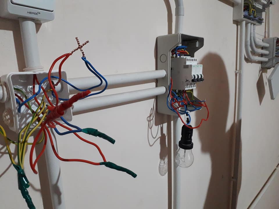 instalatie electrica de lumina si priza .jpg