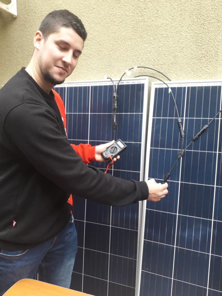 Radu masoara tensiunea unui sistem fotovoltaic U=34V .jpg