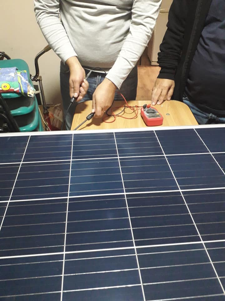 Masuram tensiunea data de panou dar lumina venea de la un bec led P=10W U=19V.jpg
