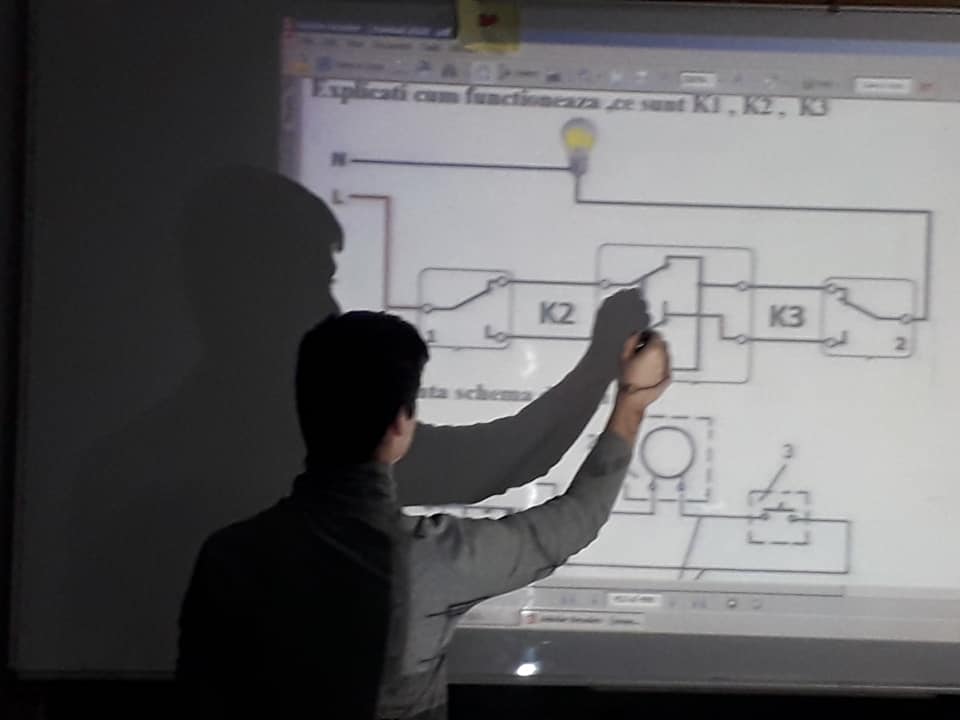 Aprindem o lampa din 2 locuri.jpg