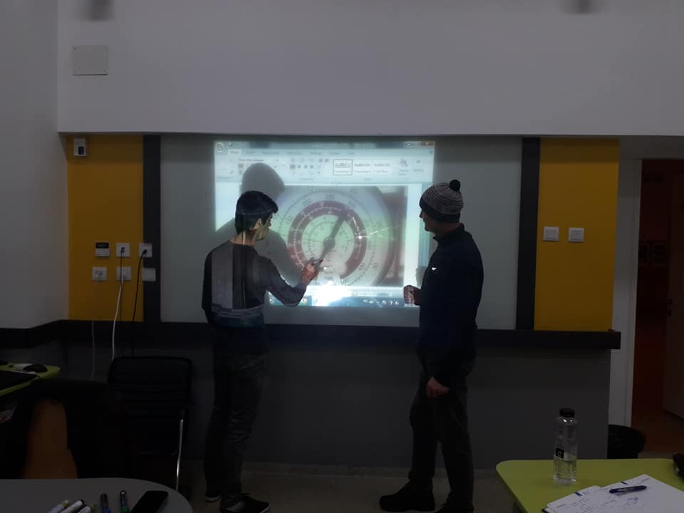 Manometru inalta presiune , masoara temperatura si presiunea de condensare .jpg