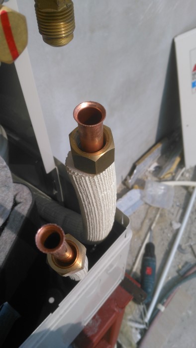 teava de lichid si teava de gay traseu frigorific se observa iyolatia si bercluiala .jpg