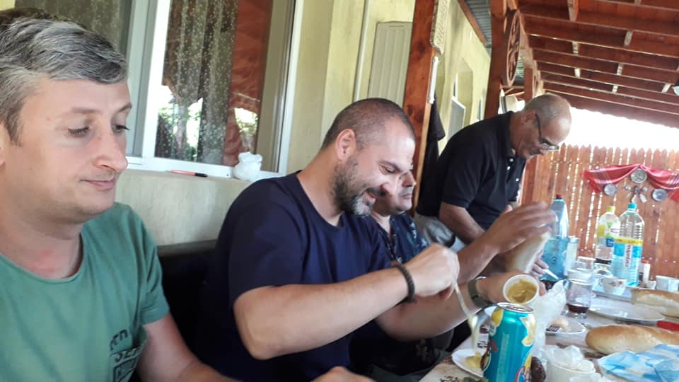 frigotehnistii servesc masa .jpg