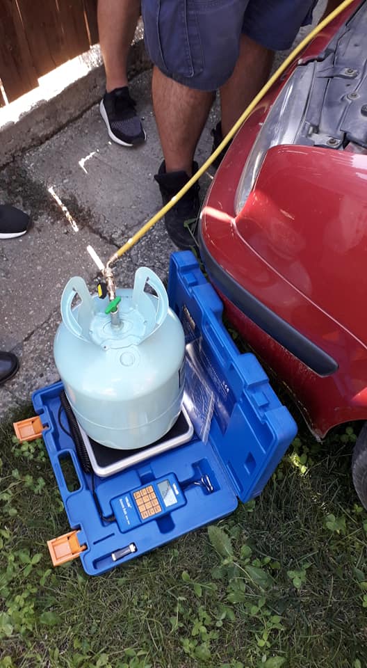 incarcare cu freon Aer conditionat auto freon R134A butelia de freon pe cantar.jpg