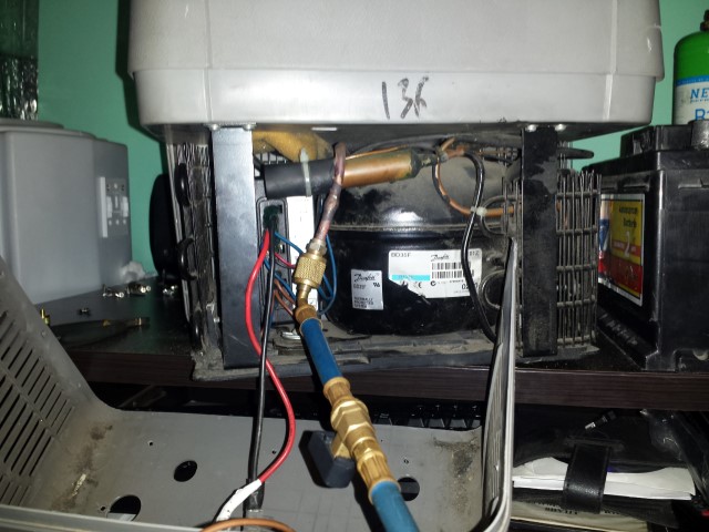 compartimentul compresor condensator pe aici pierdea freon .jpg