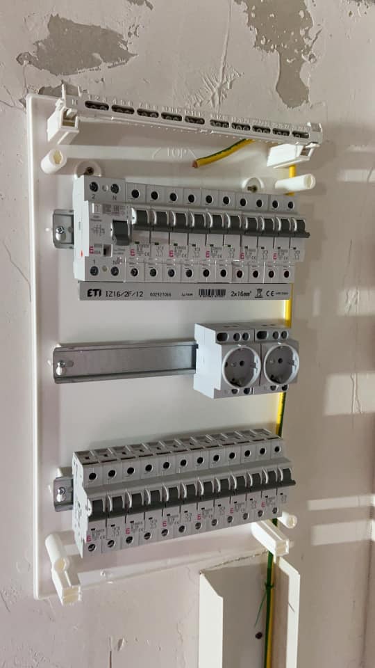 Tablou monofazat montat pe sina.jpg