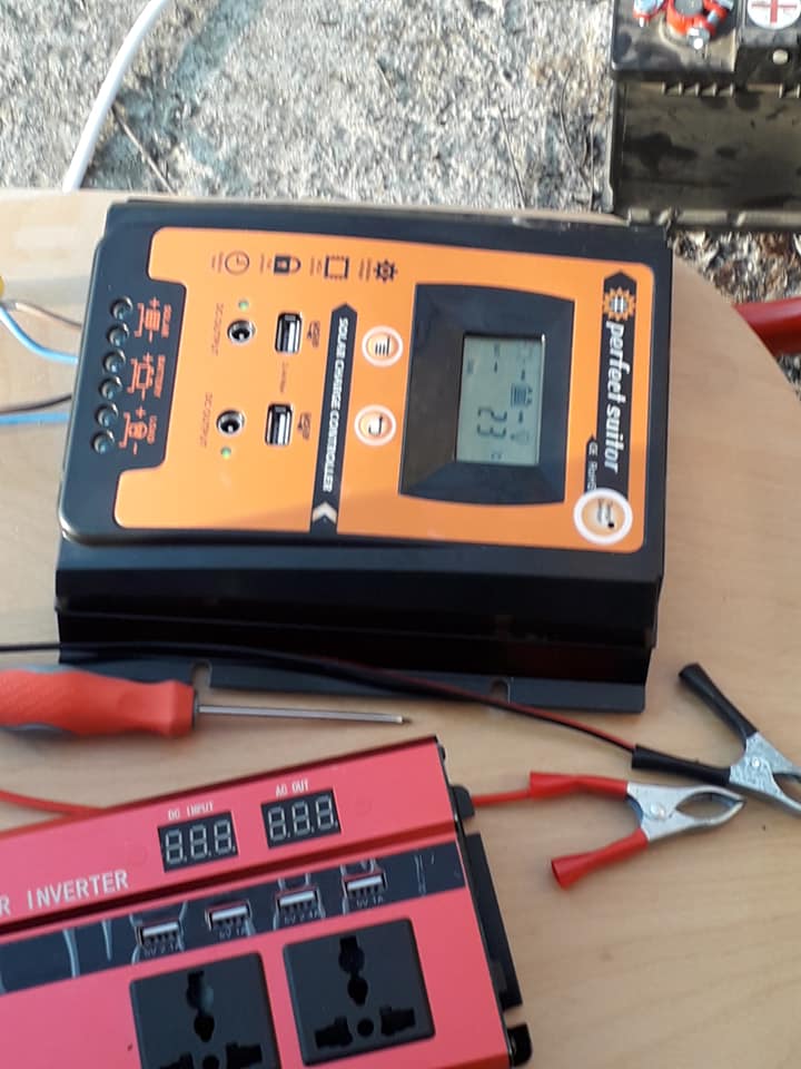 Practica fotovoltaici ,inverter si controler.jpg