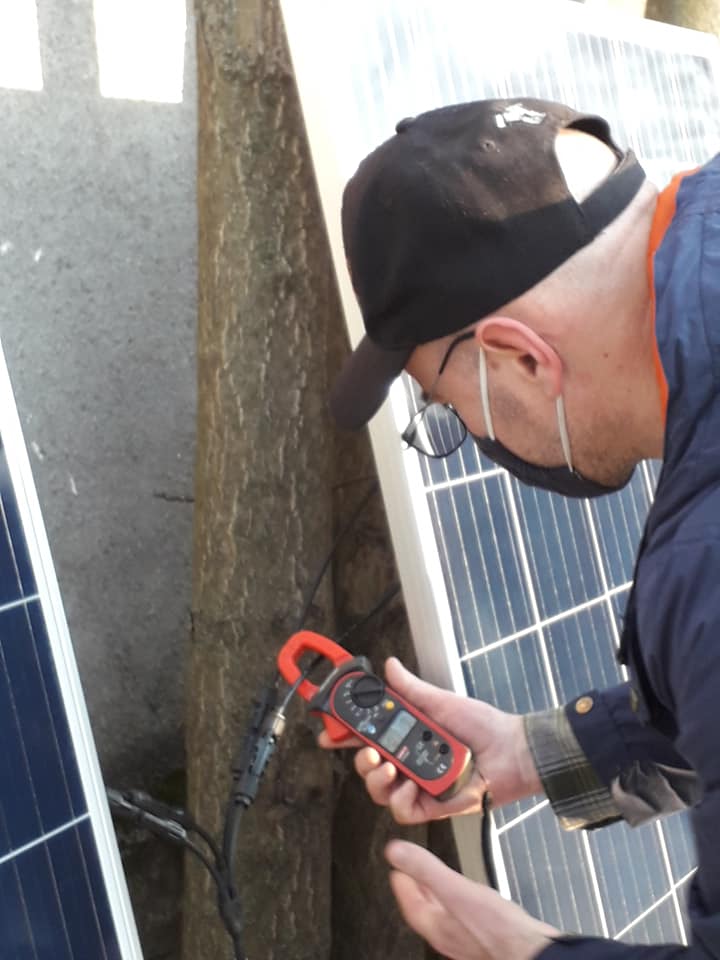 Panouri fotovoltaice ,masuram curentul cu clamp metrul.jpg