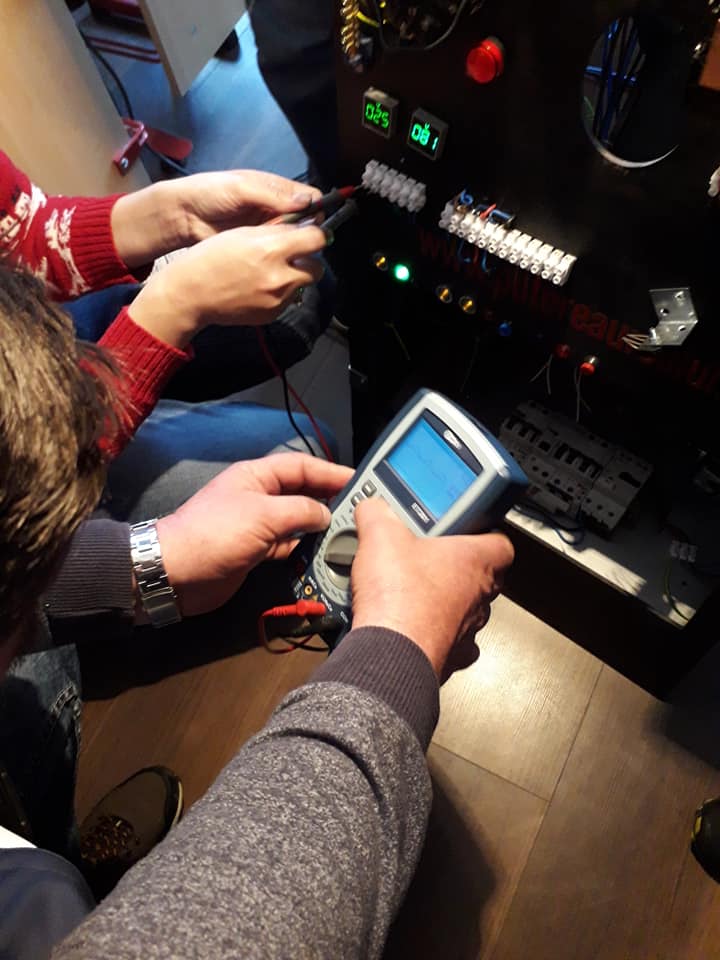 masuratori electrice in sala de curs.jpg