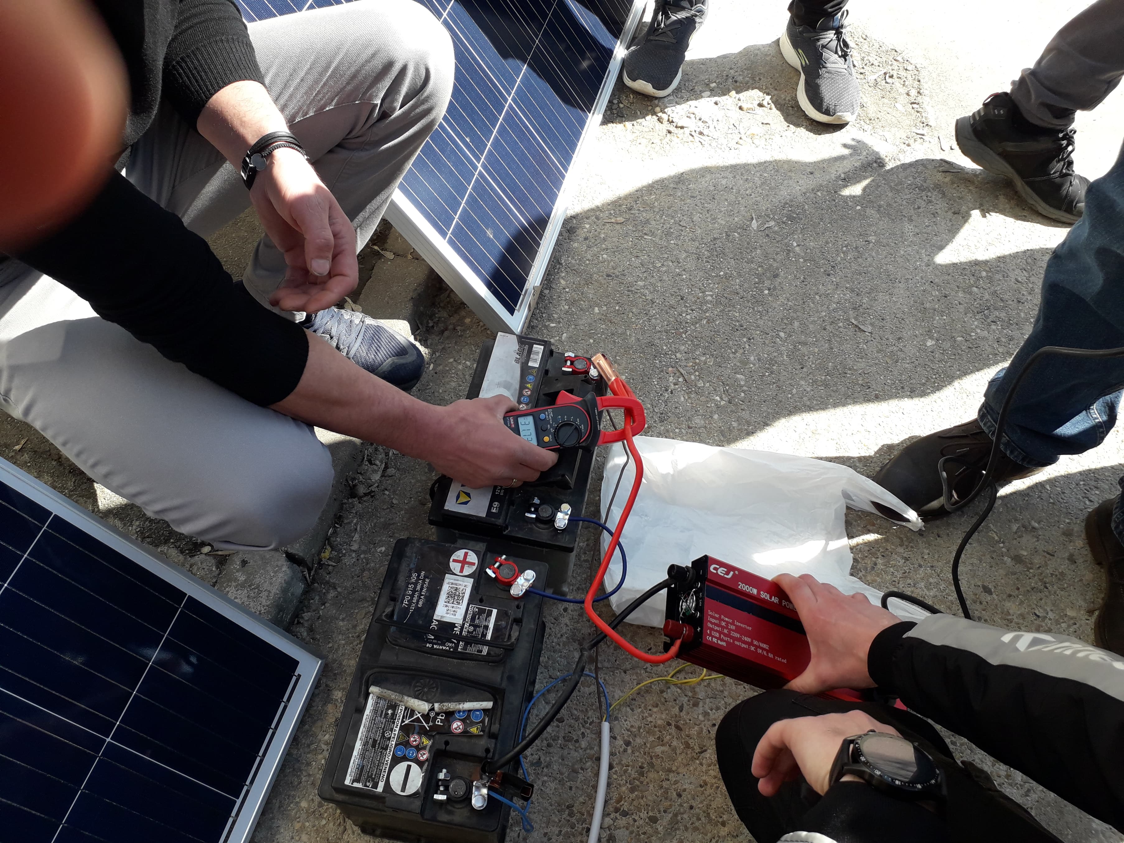 curentul absorbit de inverter din acumulatori.jpg